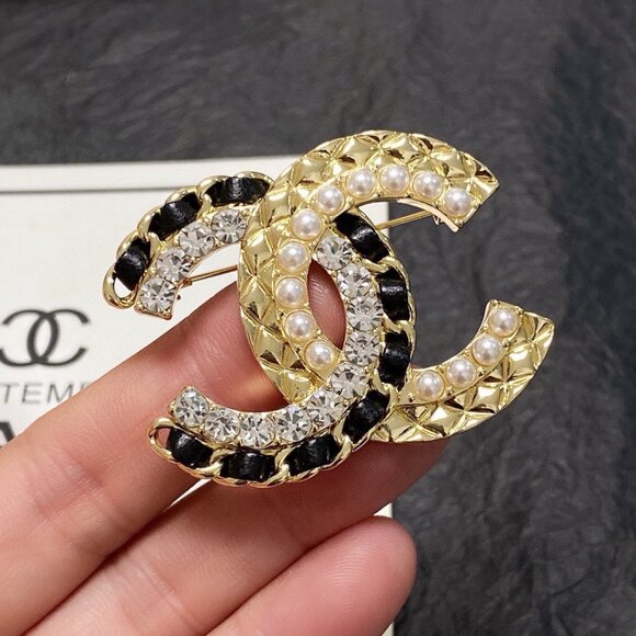 CHANEL Gold Crystal Brooch - Picture 7 of 7
